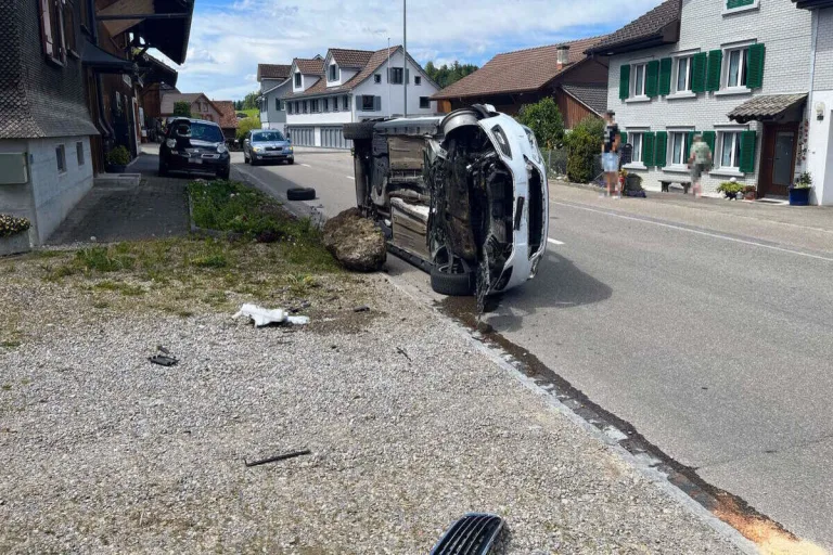 Dietschwil SG - Alkoholisiert gegen eine Mauer gefahren 