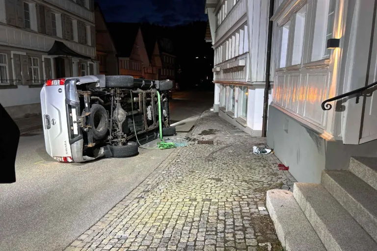 Verkehrsunfall in Schwellbrunn AR - Mit Auto über Treppe gefahren und auf Seite gekippt