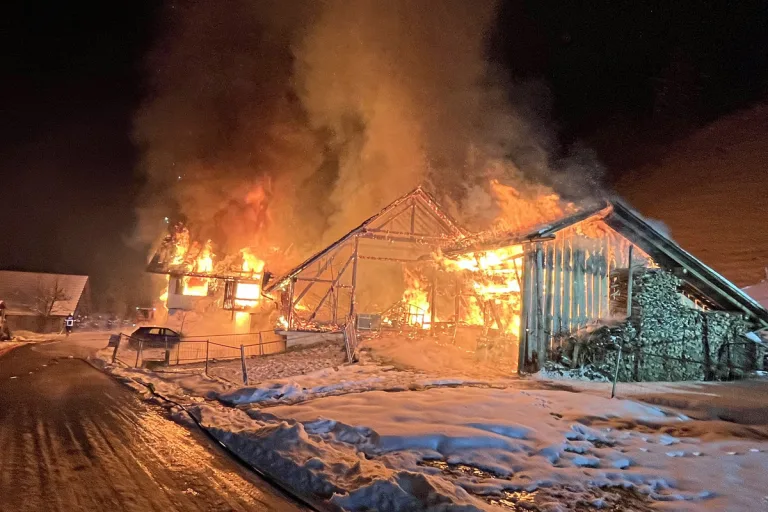 Drama nach Vollbrand in Escholzmatt LU - Nebst teils schwer verletzten Personen werden noch drei Kinder vermisst!