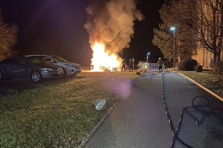 Therwil BL - Auto in Vollbrand