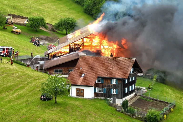 Rufi SG – Scheune bei Brand vollständig zerstört