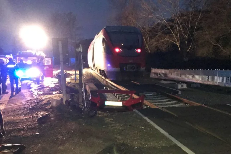 Katzweiler – Auto am Bahnübergang von Zug erfasst