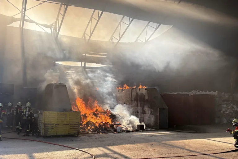 Au SG – Brand in Recyclingbetrieb