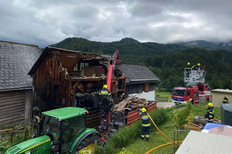 Altaussee - Holzgebäude vollständig ausgebrannt 