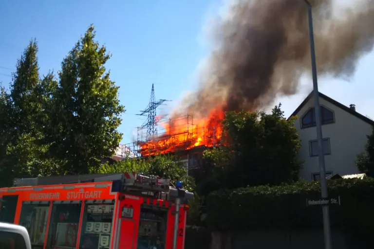 Stuttgart – Dachstuhlbrand droht auf Nachbargebäude überzugreifen