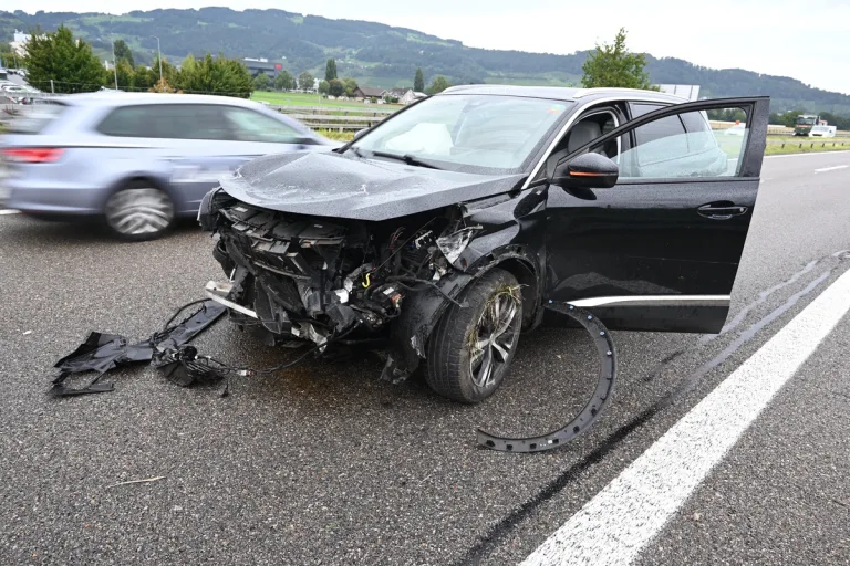 A13 Widnau SG – Auto kracht bei Unfall in Leitplanken