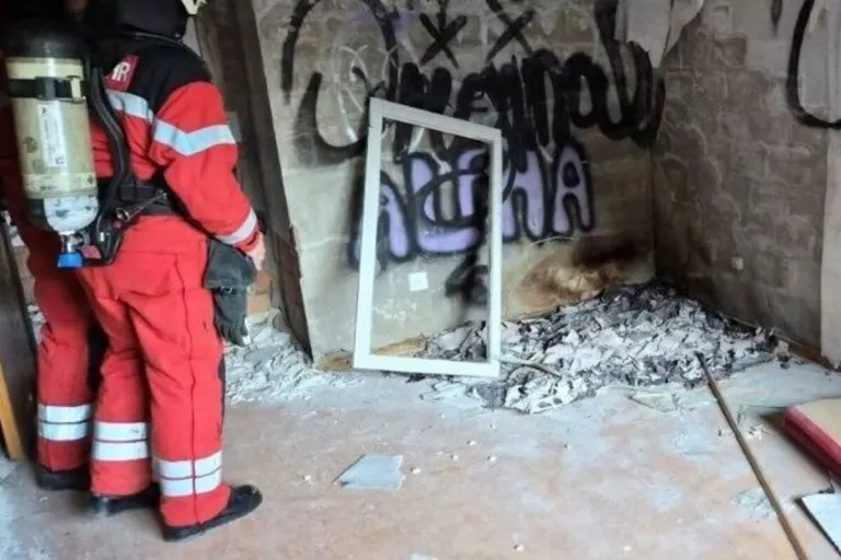 Unbekannte legen Feuer in alter Raststätte Walensee GL 