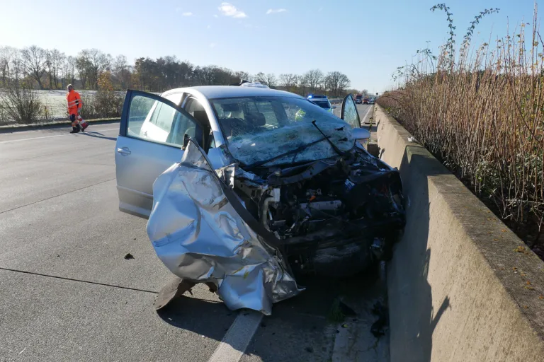 A1 Sittensen NI – 19-Jähriger bei Unfall mit drei Fahrzeugen schwer verletzt