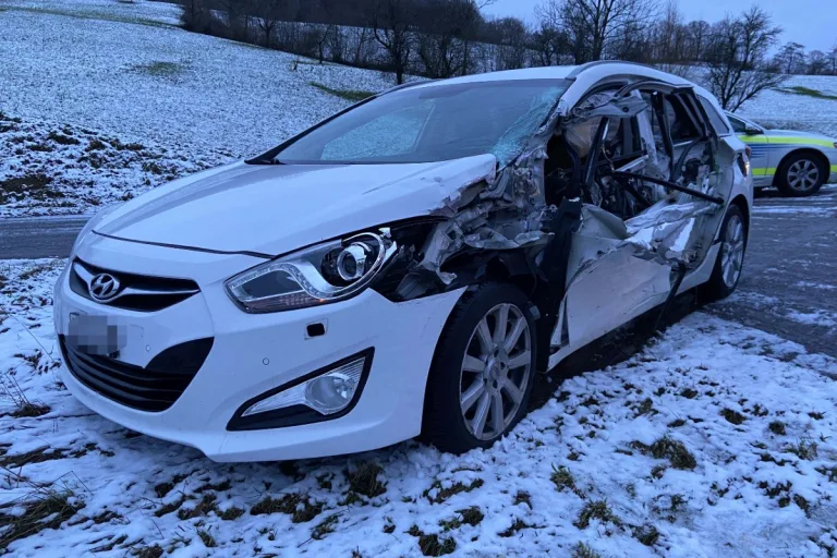 Densbüren AG -  Lastwagen baut Unfall und fährt weiter
