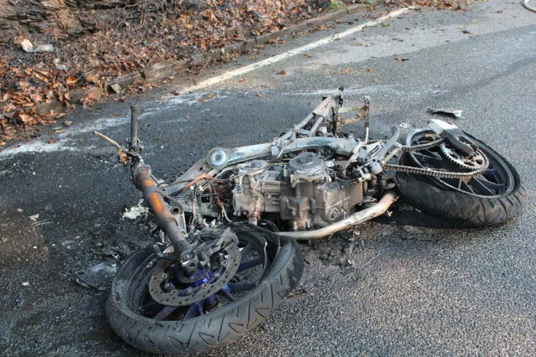 Heimbach - Motorrad nach Unfall völlig ausgebrannt - 17-jähriger Biker schwer verletzt
