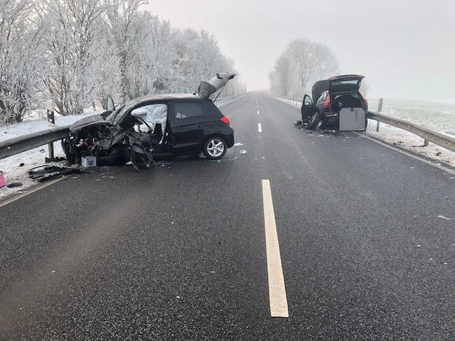 Andernach – Kollision mit dem Gegenverkehr – Fahrerin schwer verletzt aus Fahrzeug geborgen