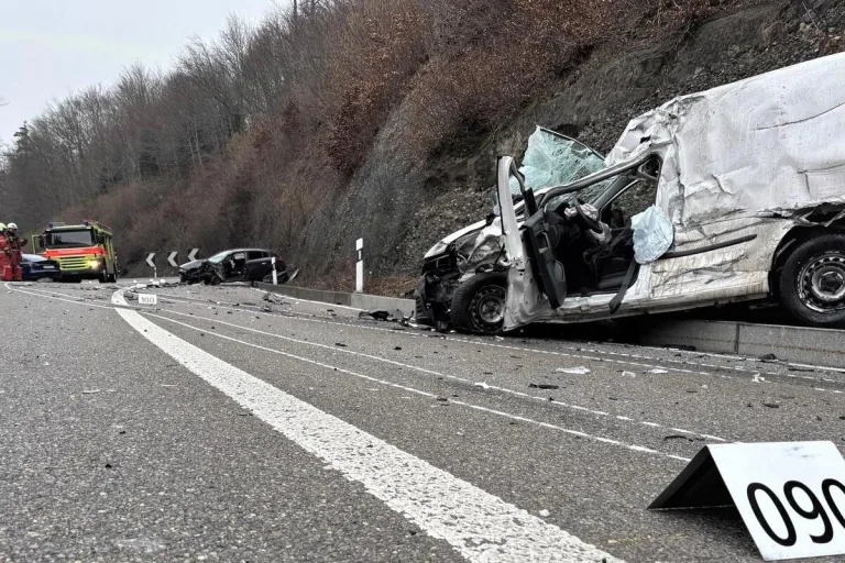 Uster ZH - Schwerer Unfall fordert fünf Verletzte 