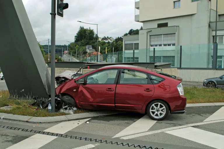 Luzern - Totalschaden nach heftiger Kollision mit der Stütze einer Lichtsignalanlage