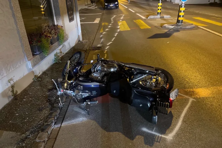 Rebstein SG - Verletzte Motorradfahrerin nach Unfall liegen gelassen