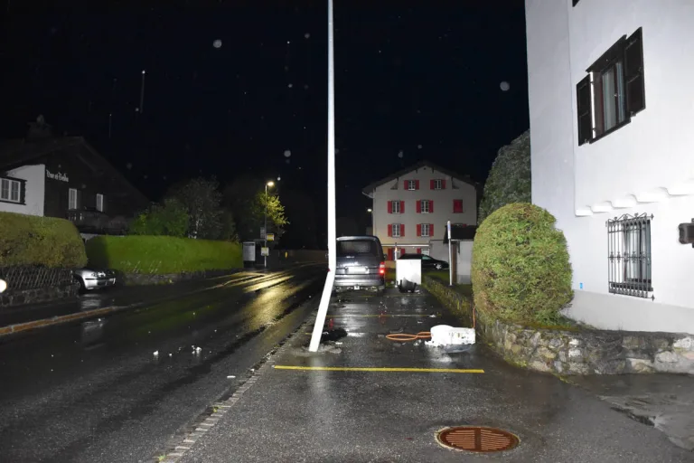 Klosters GR – Alkoholisiert in Kandelaber und Hydranten gefahren