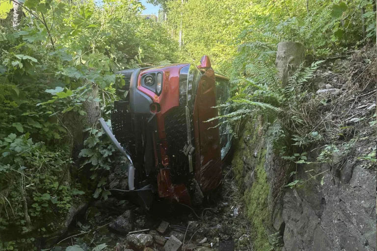 Hundwil AR – Autolenkerin landet nach Selbstunfall in Bach