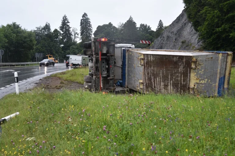 Unfall in Flims GR – Lastwagen kommt ins Schleudern und kippt