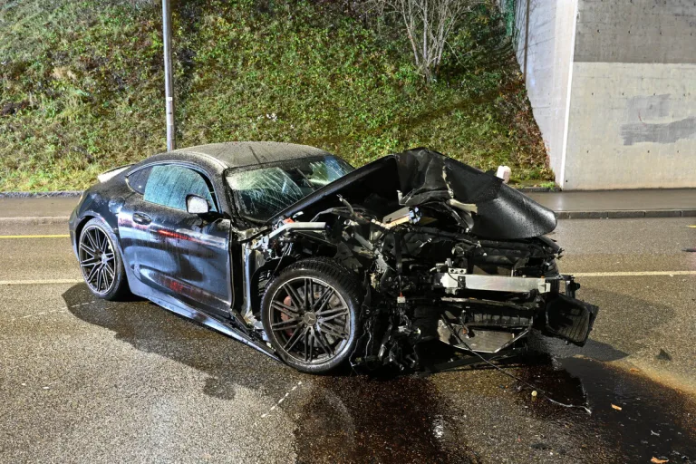 Unfall in Winterthur ZH – 550-PS-Sportwagen crasht in Unterführung