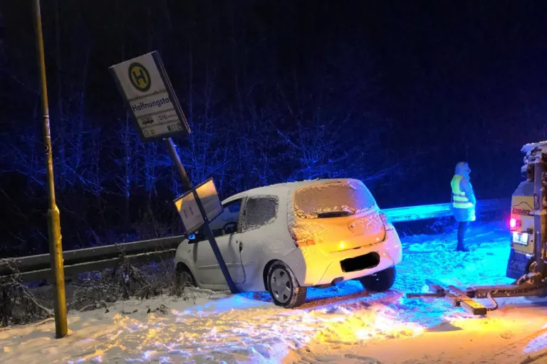 Hagen – Unfall mit Haltestellenschild
