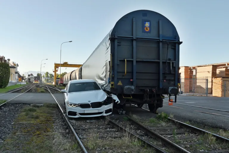 Büron LU – Unfall zwischen Auto und Güterzug