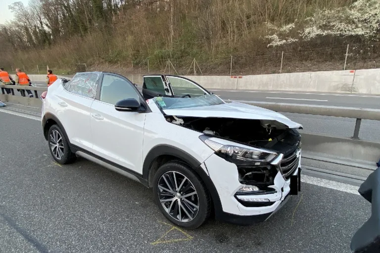 Wahnsinn auf der A18 bei Muttenz BL - Fussgänger löst schwere Verkehrskollisionen aus! Drei Personen schwer verletzt