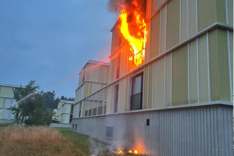 Gossau ZH – Brand in Mehrfamilienhaus