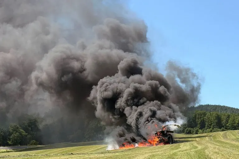 Krumbach – Erntemaschine und Feld in Brand geraten
