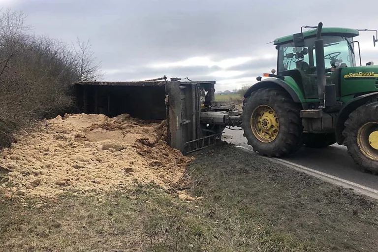 Anklam - Traktor kommt samt Anhänger von Straße ab