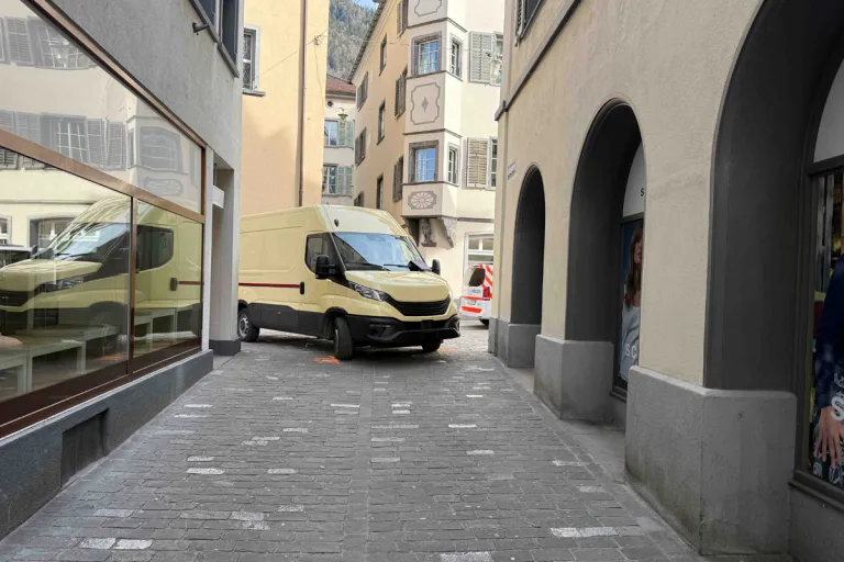 Chur GR – Lieferwagen erfasst Kind (3) beim Abbiegen