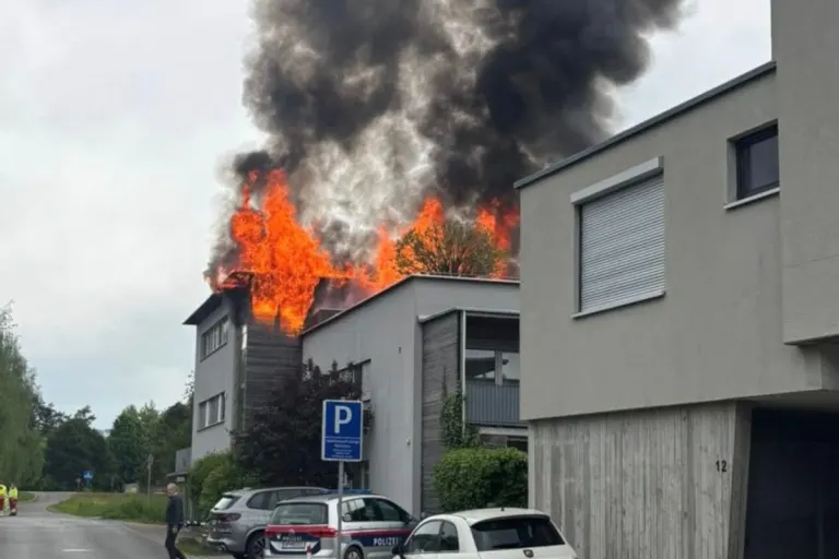 Hard – Wohngebäude in Brand geraten