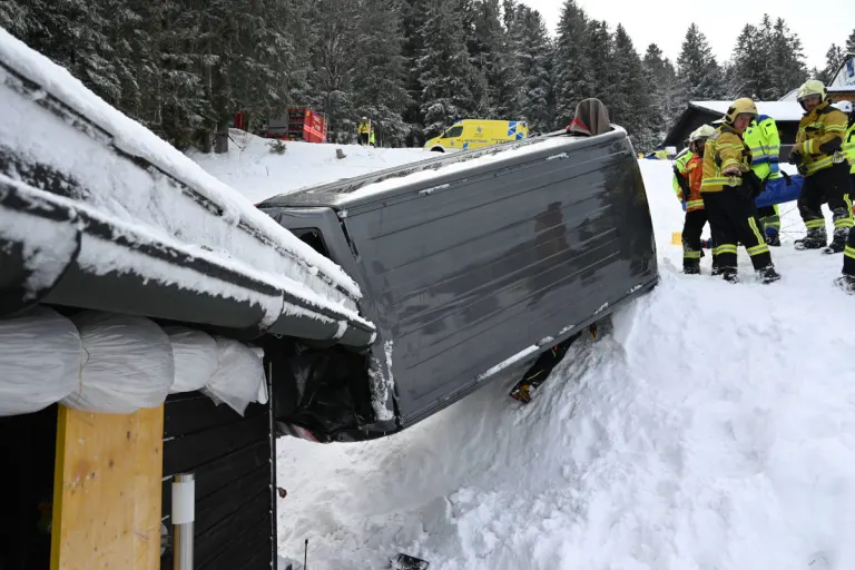 Flumserberg SG – Spektakulärer Selbstunfall endet auf Dach eines Ferienhauses