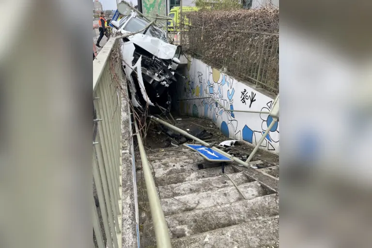 Reinach BL: Auto in Fussgängerunterführung gekracht – Fussgängerin und Lenkerin verletzt