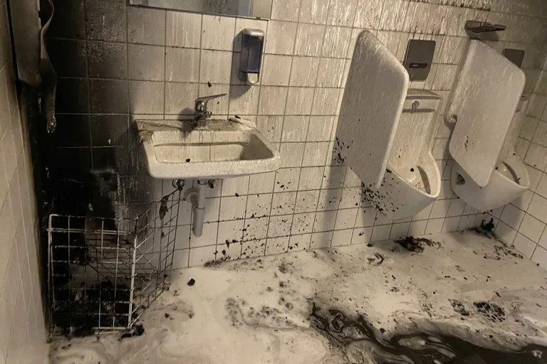 Allschwil BL - Brandstiftung in Toilettenanlage des Friedhofes erfordert Feuerwehreinsatz