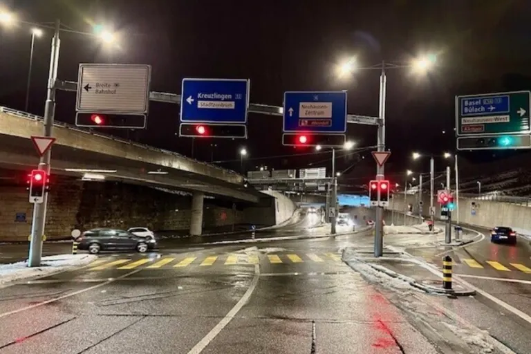Neuhausen am Rheinfall SH - Polizei sucht Zeugen nach Unfall 