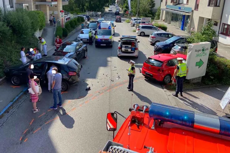 Leonding - Spektakulärer Unfall mit mehreren Fahrzeugen