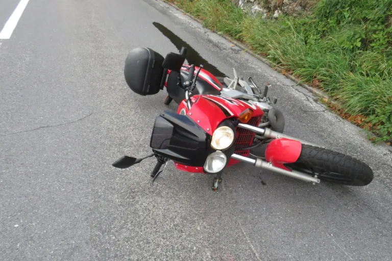 Mollis GL - Zwei Jugendliche wurden bei einem Verkehrsunfall verletzt