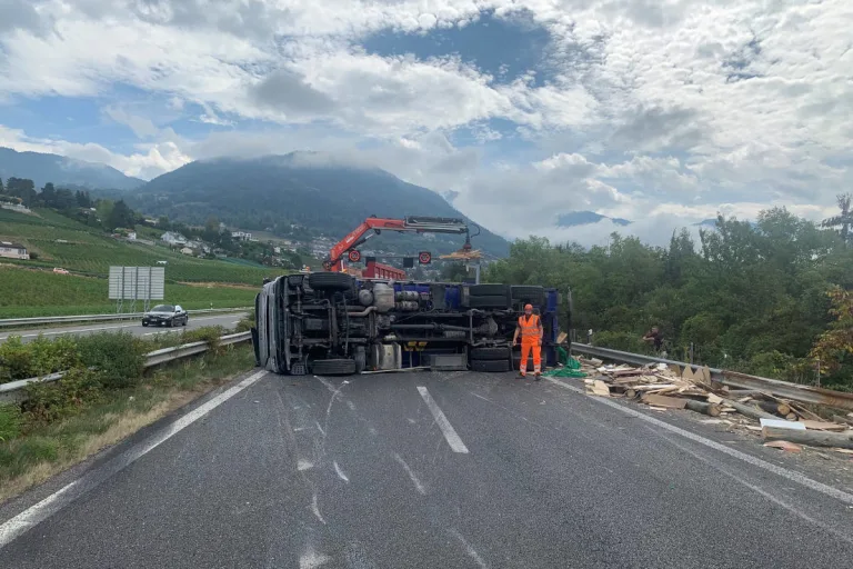 A9 Vevey und Montreux VD – Autobahn nach schwerem Unfall mit Lastwagen gesperrt