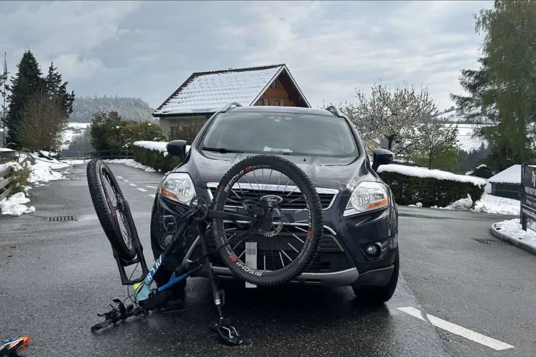 Stein AR - Velofahrer kollidiert frontal mit Auto