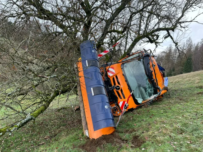 Masserberg – Schneepflug überschlägt sich