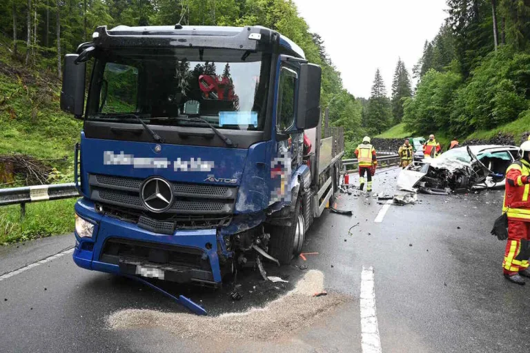 Gams SG - Schwerer Unfall zwischen Auto und Lastwagen