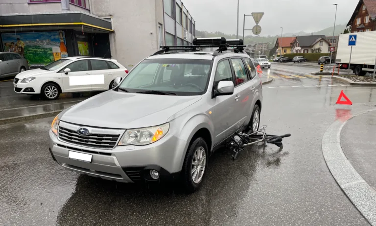 Appenzell AI – Kollision zwischen Personenwagen und Fahrrad im Kreisverkehr
