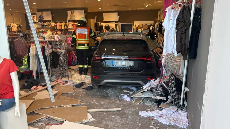 Unfall in Marburg – Auto kracht in Schaufenster eines Geschäfts