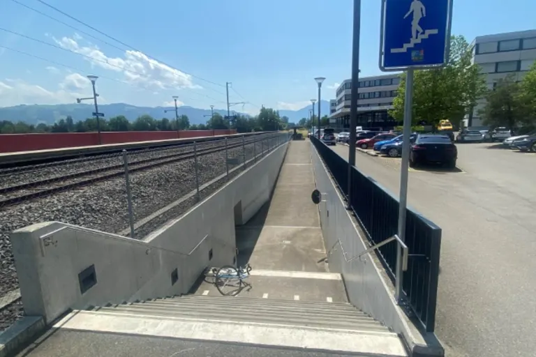 Unfälle heute in Cham ZG - Velofahrerin fährt Treppe hinunter und stürzt
