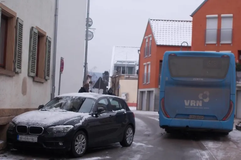 Ruppertsberg – Erst gegen Bus, dann gegen Hauswand