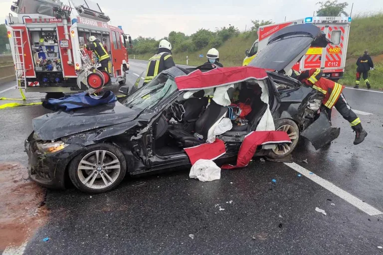 A7 Göttingen – Schwerer Unfall mit BMW bei plötzlichem Starkregen - Familie mit Kleinkindern verletzt
