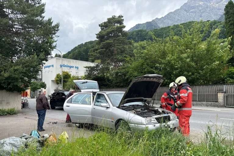 Mitlödi GL – Auto fängt während der Fahrt Feuer