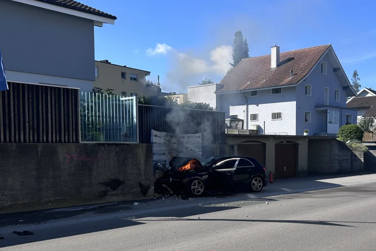 Ipsach BE - Auto brennt nach Unfall 