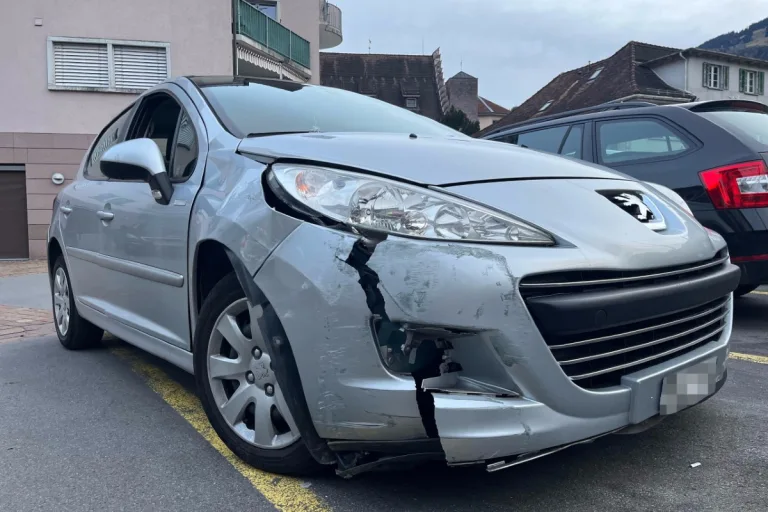  Flums SG - Mit Auto in Pfosten geprallt 
