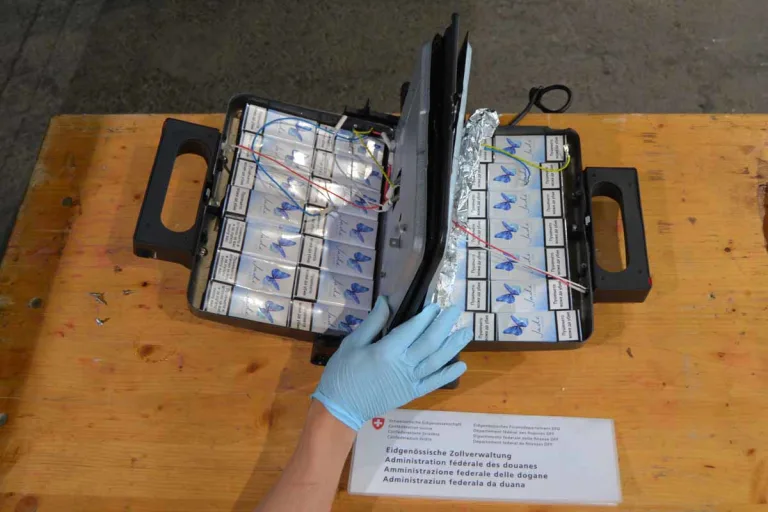 Lienz SG - Zigaretten in Waffeleisen und Autobatterie versteckt