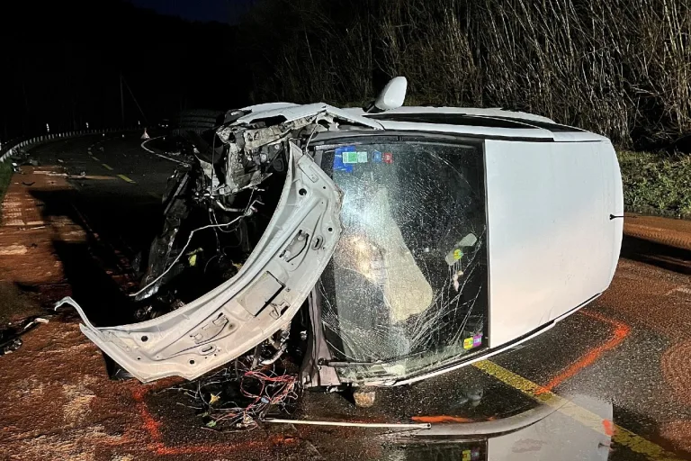 Schwerer Unfall in Laufen BL - Fünf Personen nach Frontalkollision verletzt - Strasse mehrere Stunden gesperrt